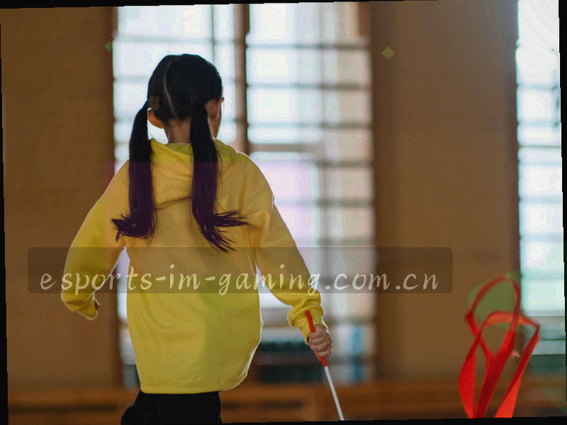 厦门软件园深色城市天际线，楼宇轮廓中分布蓝色光点